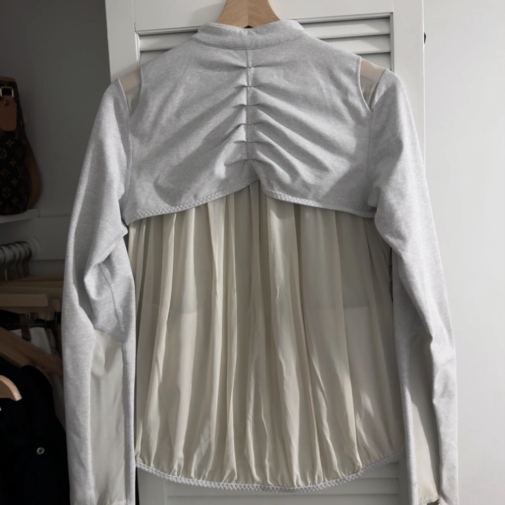 Under Armour Pleated Back Jacket | Soft Gray | Size S/M | Feminine Fit